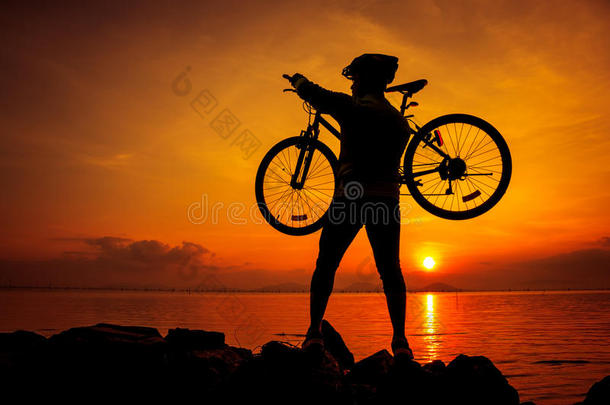 健康的生活方式.轮廓关于骑自行车的人运送的他的自行车