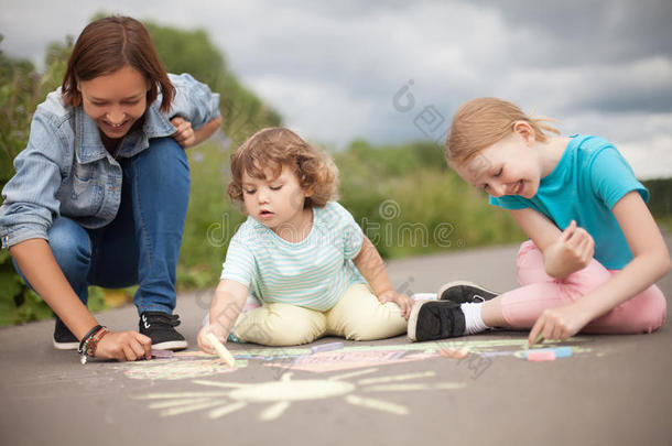 临时照顾<strong>幼儿</strong>者或<strong>幼儿</strong>园观念.孩子们绘画和Coloran美国科罗拉多州英语字母表的第3个字母