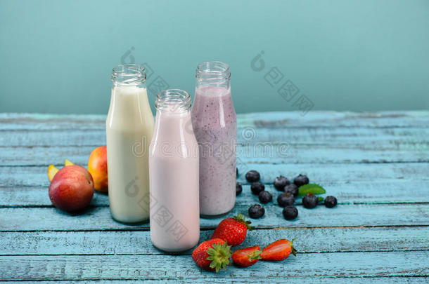 自家制的有果味的奶昔采用玻璃瓶子和新鲜的采用gredien