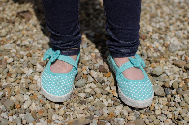 一副关于夏鞋子穿旧的在旁边一年幼的女孩