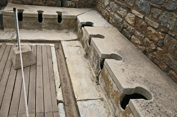 公共厕所采用以弗所古代的城市