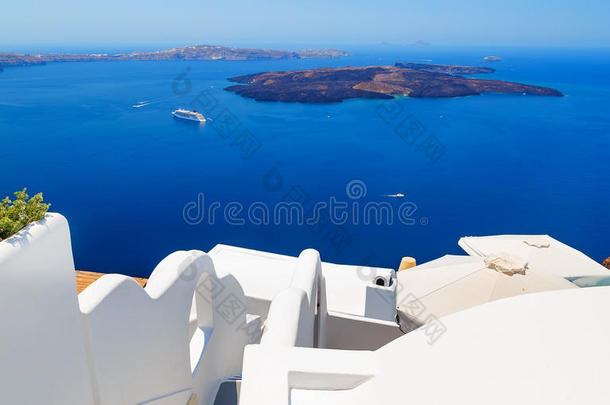 希腊,圣托里尼岛,喷火山口看法和巡游船向海.