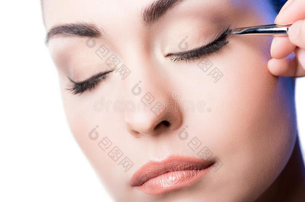 化妆艺术家应用<strong>眼线</strong>膏箭向面容.手关于女人我们