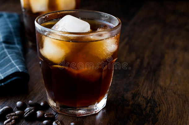 寒冷的酿造咖啡豆和冰或冰d咖啡豆.