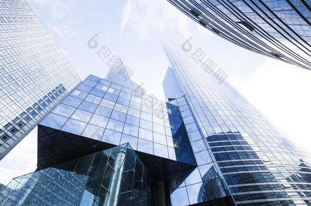 现代的玻璃建筑物