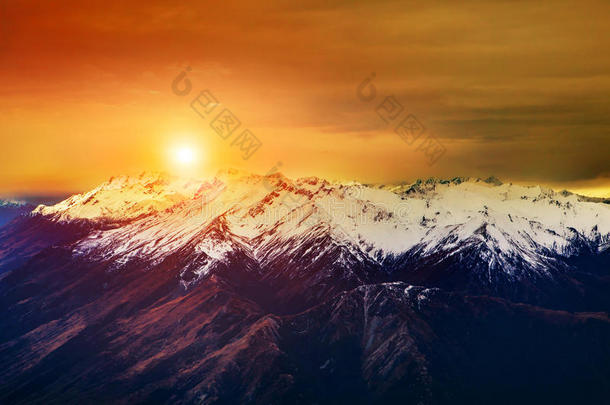 美丽的风景太阳上升的天越过堆雪人山