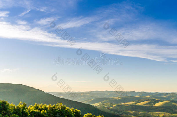 山山谷在的时候日落.自然的夏风景