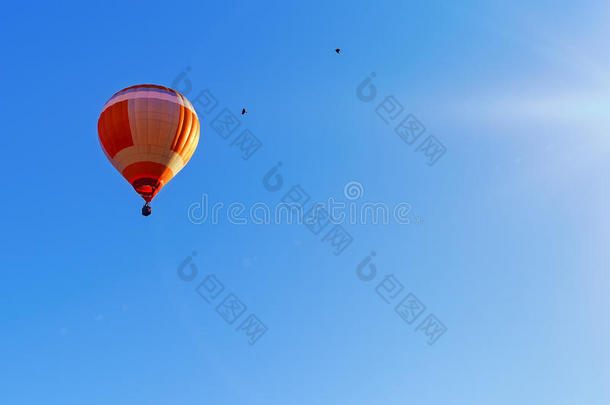 富有色彩的热的天空气球飞行的向一be一utiful夏早晨.