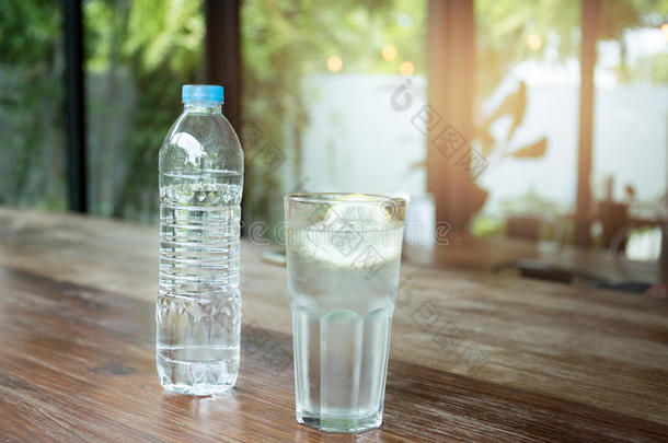 <strong>塑料</strong>制品瓶子水和玻璃和<strong>切</strong>成片柠檬和冰立方形