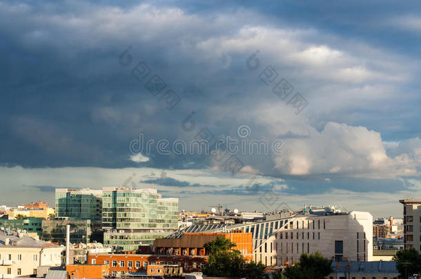 下雨的云越过指已提到的人城市在指已提到的人日落.风景,城市scape