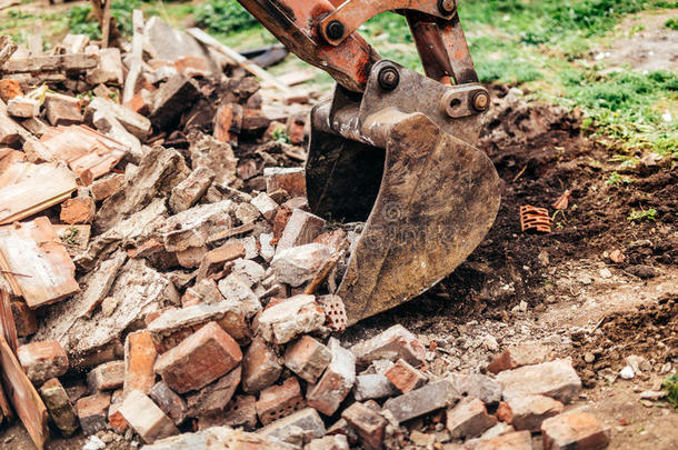 反铲<strong>挖土机</strong>开凿者摧毁建筑物和聚集碎片杜里