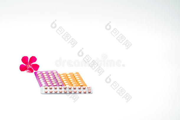 <strong>避孕用具</strong>药丸和粉红色的花