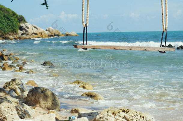 热带的岛海滩和树摇摆.使溅起波采用指已提到的人海