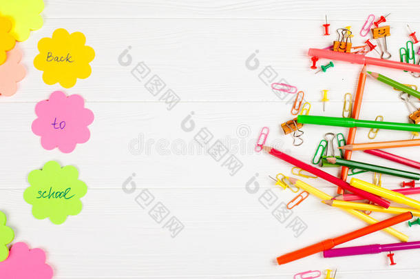 富有色彩的铅笔和毛毡-尖端笔,颜色信纸,纸剪