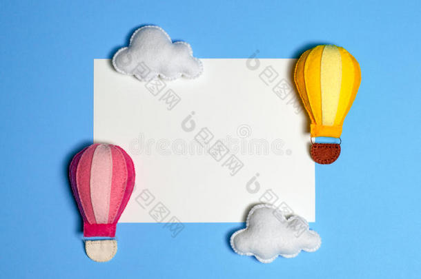 热的天空气球采用蓝色天和云,框架,共空间.手