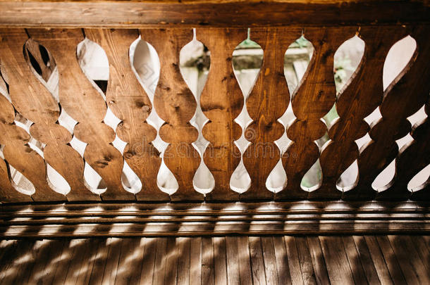 木制的酿酒的窗帘栏杆