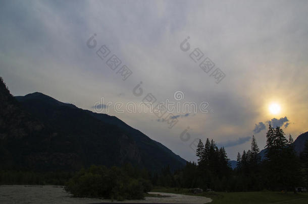 暴风雨黑暗的云越过山河山谷和草和岩石