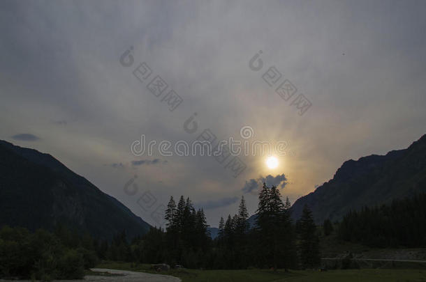 暴风雨黑暗的云越过山河山谷和草和岩石