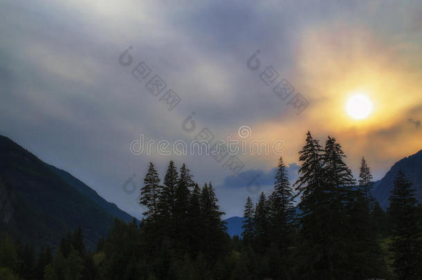 暴风雨黑暗的云越过山河山谷和草和岩石