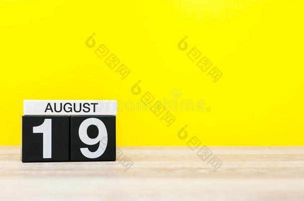 八月19Thailand泰国.影像关于八月19,日历向黄色的背景wickets三柱门