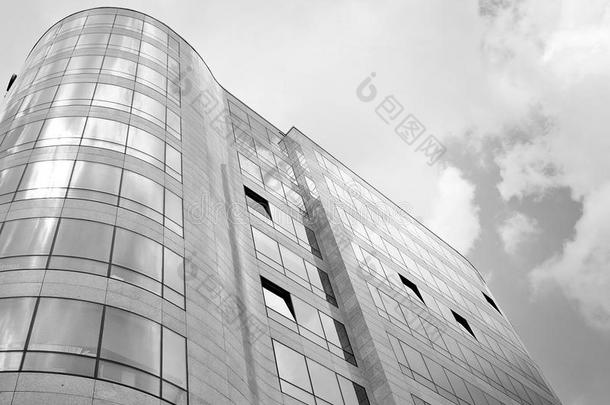 现代的建筑物.现代的办公室建筑物和建筑物的正面关于玻璃.beta-lactamase内酰胺酶