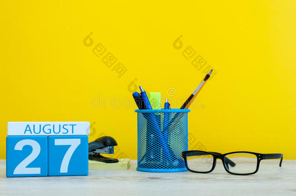 八月27Thailand泰国.影像关于八月27,日历向黄色的背景wickets三柱门