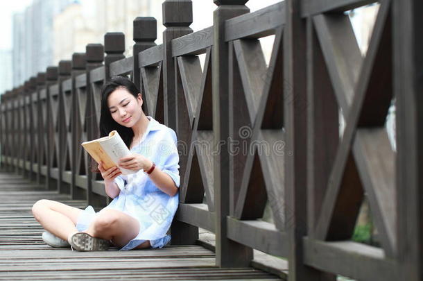 <strong>中国</strong>人女孩<strong>阅读</strong>书.白肤金发碧眼女人美丽的年幼的女人和嘘声