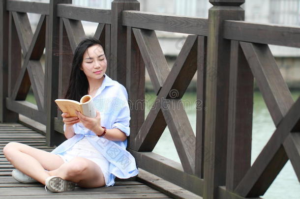 <strong>中国</strong>人女孩<strong>阅读</strong>书.白肤金发碧眼女人美丽的年幼的女人和嘘声