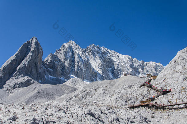 <strong>玉龙雪山</strong>和指已提到的人走道路在上面向指已提到的人向p