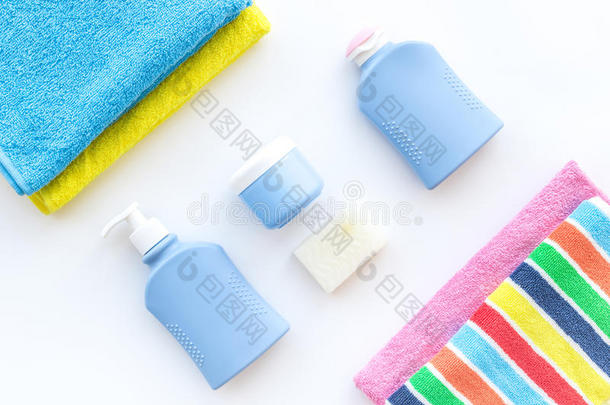 沐浴附件.毛巾,肥皂,洗发剂,洗液,乳霜向白色的
