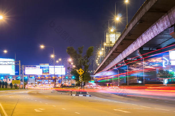 夜城市风光照片看法和长的交通光足迹在信纳哈里