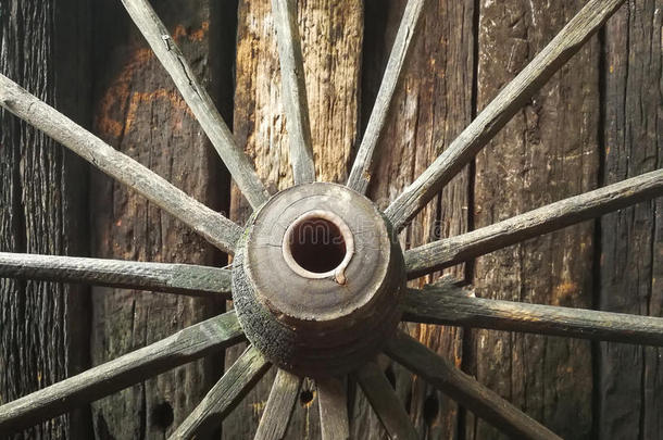 老的木制的金属轮子向指已提到的人老的木制的墙背景