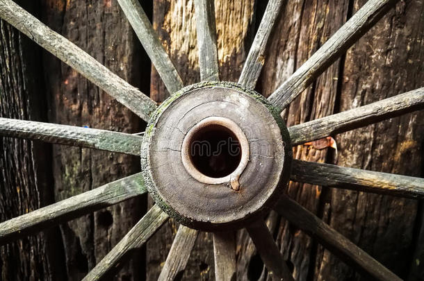 老的木制的金属轮子向指已提到的人老的木制的墙背景