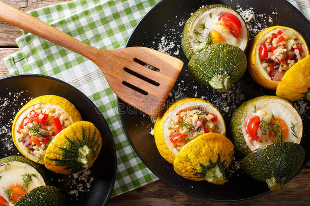 黄色的夏季产南瓜之一种烘烤制作的和碾碎的干小麦和肉和绿色的夏季产南瓜之一种SaoTomePrincipe圣多美和普林西比