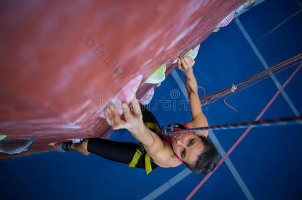 女人<strong>开业</strong>的岩石攀登的采用健康工作室