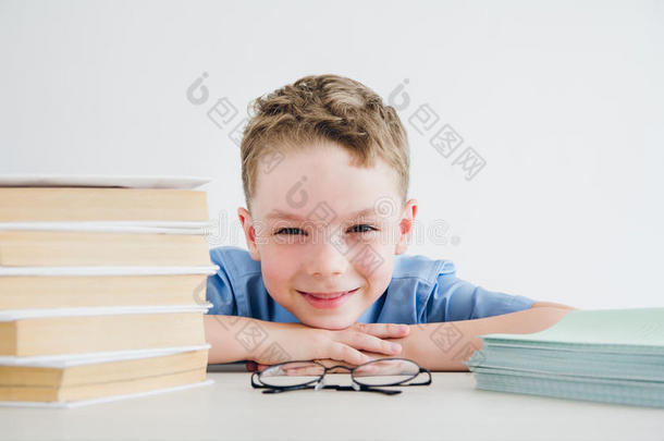 男生采用学校制服sitt采用g在一书桌和教科书一nd