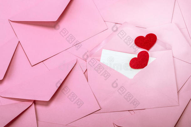 关在上面堆垛关于粉红色的信封和邮件信纸和关于