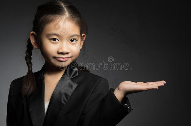 小的亚洲人漂亮的女孩是（be的三单形式<strong>遵</strong>守手伸开展映平衡