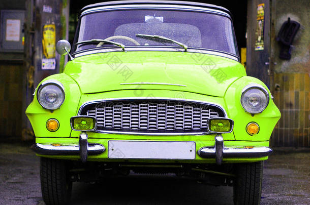 老的绿色的汽车