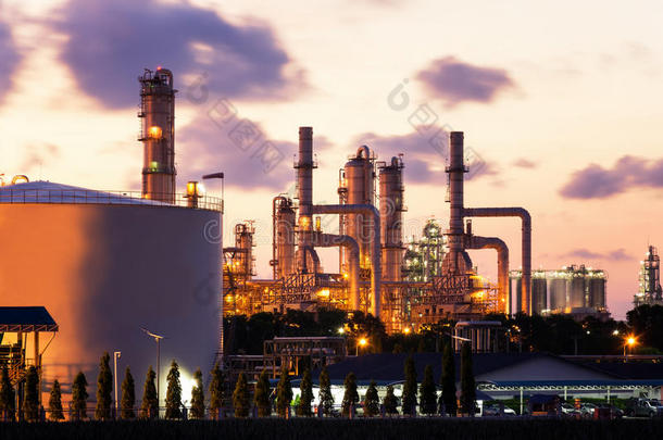 油精炼厂工厂在黎明,石油化学产品植物,石油
