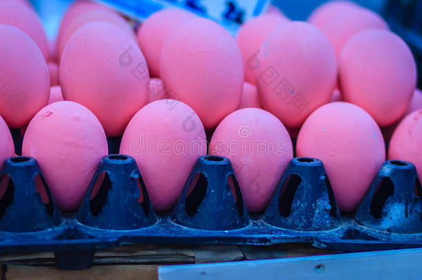 粉红色的<strong>百年</strong>卵为卖在指已提到的人新鲜的交易.<strong>百年</strong>卵或