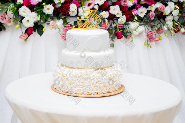 美丽的白色的婚礼蛋糕