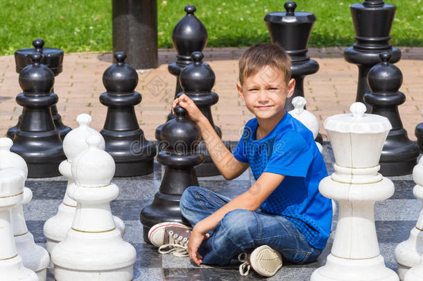 棋游戏和巨人棋块.男孩建筑工地选择和演奏人名