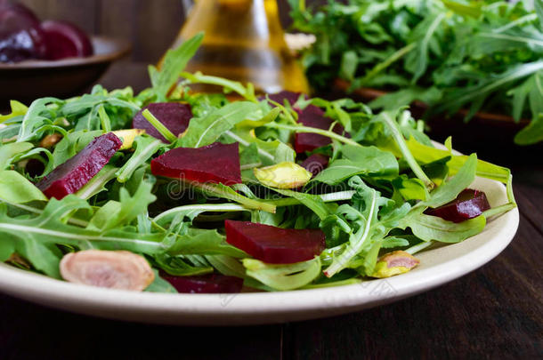 严格的素食主义者蔬菜维生素沙拉从甜菜,芝麻菜和阿月浑子树