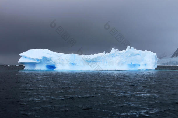 美丽的冰山或冰大浮冰,南极的洋