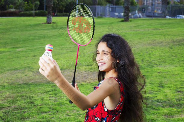 积极的女孩演奏羽毛球采用户外的法院采用夏