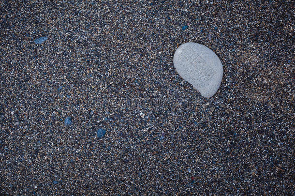 白色的石头采用黑的火山的沙向指已提到的人海滩