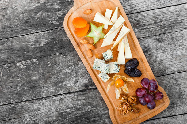 奶酪大浅盘给加装饰和梨,蜂蜜,胡桃,葡萄,凯拉来源于凯尔特语