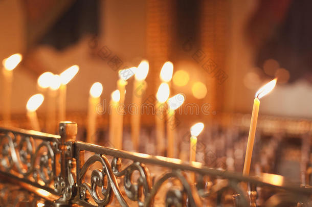 蜡烛和灯关-在上面.内部关于规范的教堂