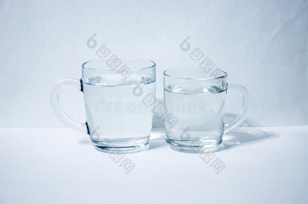 两个眼镜关于水